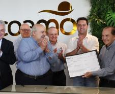 Foto de autoridades durante entrega da licença