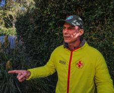 Foto de bombeiro dando entrevista