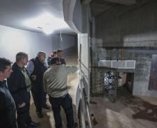 Fotos da visita do secretário ao aquário em construção