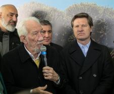 Foto de autoridades em cerimônia
