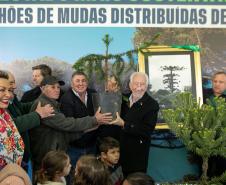 Foto de autoridades em cerimônia