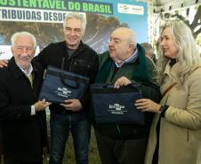 Foto de autoridades em cerimônia