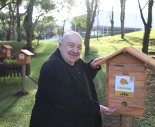 Foto de cerimônia de instalação de novo meliponário