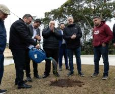 Foto de autoridades em cerimônia de inauguração