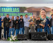 Foto de autoridades em evento de entrega dos títulos de regularização