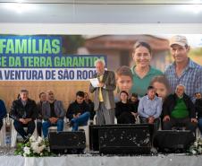 Foto de autoridades em evento de entrega dos títulos de regularização