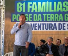Foto de autoridades em evento de entrega dos títulos de regularização