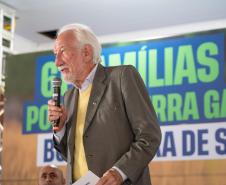 Foto de autoridades em evento de entrega dos títulos de regularização