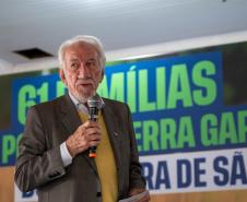 Foto de autoridades em evento de entrega dos títulos de regularização