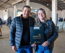 Foto de autoridades em evento de entrega dos títulos de regularização