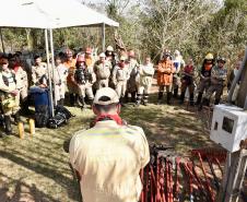 Foto de operação de queimada controlada no parque do Cerrado