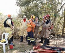 Foto de operação de queimada controlada no parque do Cerrado