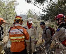 Foto de operação de queimada controlada no parque do Cerrado