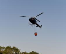 Foto de operação de queimada controlada no parque do Cerrado