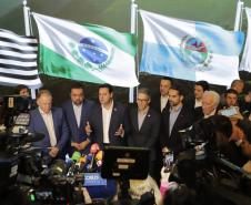 Foto de governadores em cerimônia