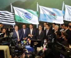 Foto de governadores em cerimônia