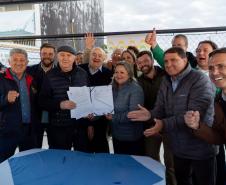 Foto de autoridades durante cerimônia da nova orla de Pontal