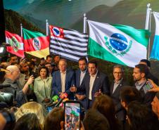Foto de governadores em cerimônia