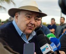 Foto de autoridades durante cerimônia da nova orla de Pontal
