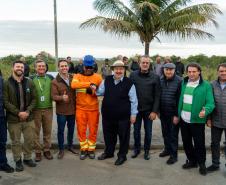Foto de autoridades durante cerimônia da nova orla de Pontal