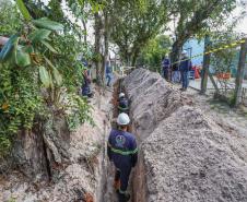 Foto de visita de autoridades a obras da Ilha do Mel
