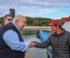 Foto de visita de autoridades a obras da Ilha do Mel
