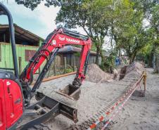 Foto de visita de autoridades a obras da Ilha do Mel