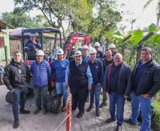 Foto de visita de autoridades a obras da Ilha do Mel