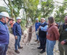 Foto de visita de autoridades a obras da Ilha do Mel
