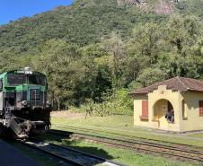 Foto de instalação de estação meteorológica no Parque Pico Marumbi