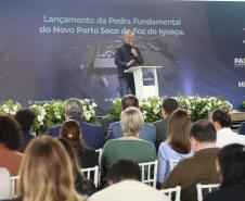 Foto de cerimônia de pedra fundamental do Porto Seco