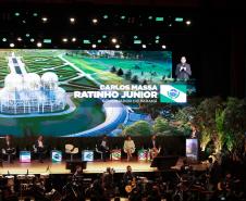 Foto de Governador palestrando em evento