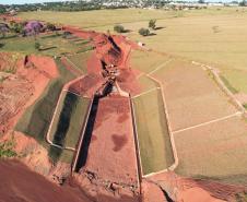 Foto de obras de contenção de erosão em Loanda