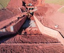 Foto de obras de contenção de erosão em Loanda