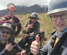 Foto de voluntários em operação