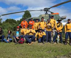 Foto de voluntários em operação