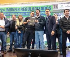 Regularização: governador entrega títulos de propriedade para 224 imóveis no Litoral