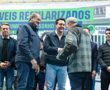 Regularização: governador entrega títulos de propriedade para 224 imóveis no Litoral