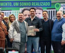 Regularização: governador entrega títulos de propriedade para 224 imóveis no Litoral