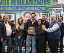 Regularização: governador entrega títulos de propriedade para 224 imóveis no Litoral