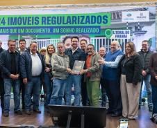 Regularização: governador entrega títulos de propriedade para 224 imóveis no Litoral