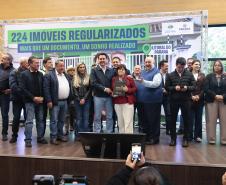 Regularização: governador entrega títulos de propriedade para 224 imóveis no Litoral