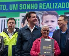 Regularização: governador entrega títulos de propriedade para 224 imóveis no Litoral