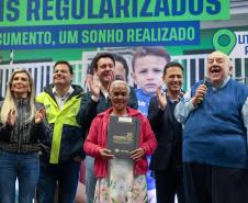 Regularização: governador entrega títulos de propriedade para 224 imóveis no Litoral