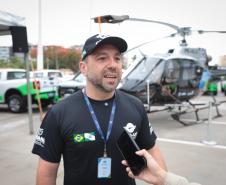 Foto de autoridades em cerimônia de entrega de veículos ao IAT