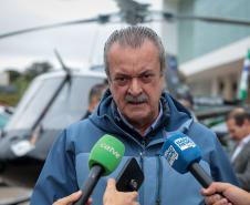 Foto de autoridades em cerimônia de entrega de veículos ao IAT