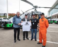 Foto de autoridades em cerimônia de entrega de veículos ao IAT