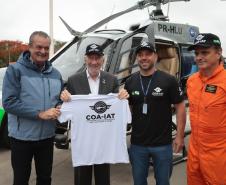 Foto de autoridades em cerimônia de entrega de veículos ao IAT