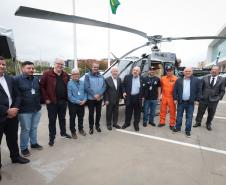 Foto de autoridades em cerimônia de entrega de veículos ao IAT