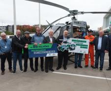 Foto de autoridades em cerimônia de entrega de veículos ao IAT